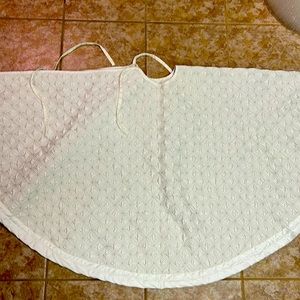 Quilted white/silver tree shirt.